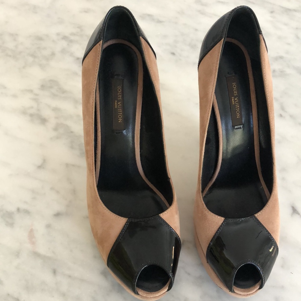 Louis Vuitton suede / patent pumps 🚨